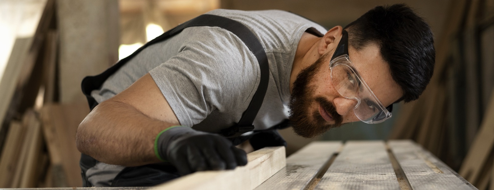 Konzentrierte Handarbeit in der Werkstatt, Schreinerei Brandner